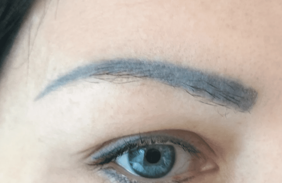 Pourquoi mon maquillage permanent vire au bleu