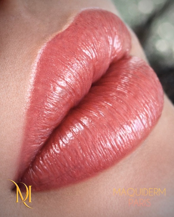 Dermopigmentation des lèvres – maquillage permanent des lèvres rouges